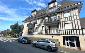 Residence Normande CASTELNAU Avenue de Castelnau a Cabourg. Appartement situe en plein coeur du cent